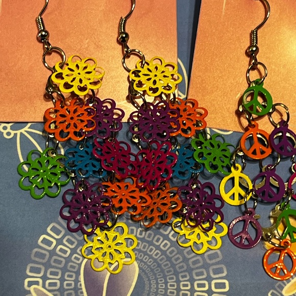 New Two Pairs Vintage Rainbow of Color Peace Signs & Floral Metal Dangle Earring - Picture 10 of 14